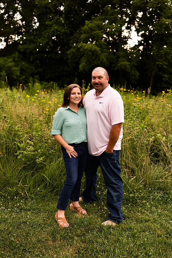 Large extended Family Photo session at Roosters Pumpkin Patch in Jonesburg Missouri